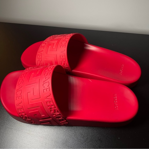 New with tag Real authentic Versace slides. Men’s size 9.5 - Picture 4 of 5